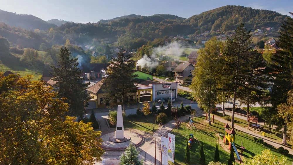 Kosjerić i okolna dolina u kojoj domaćinstva gaje šljivu