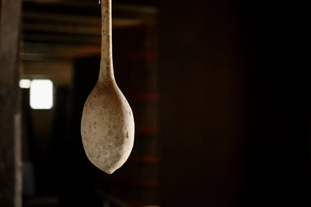 Drvena lopatica u radnoj prostoriji destilerije