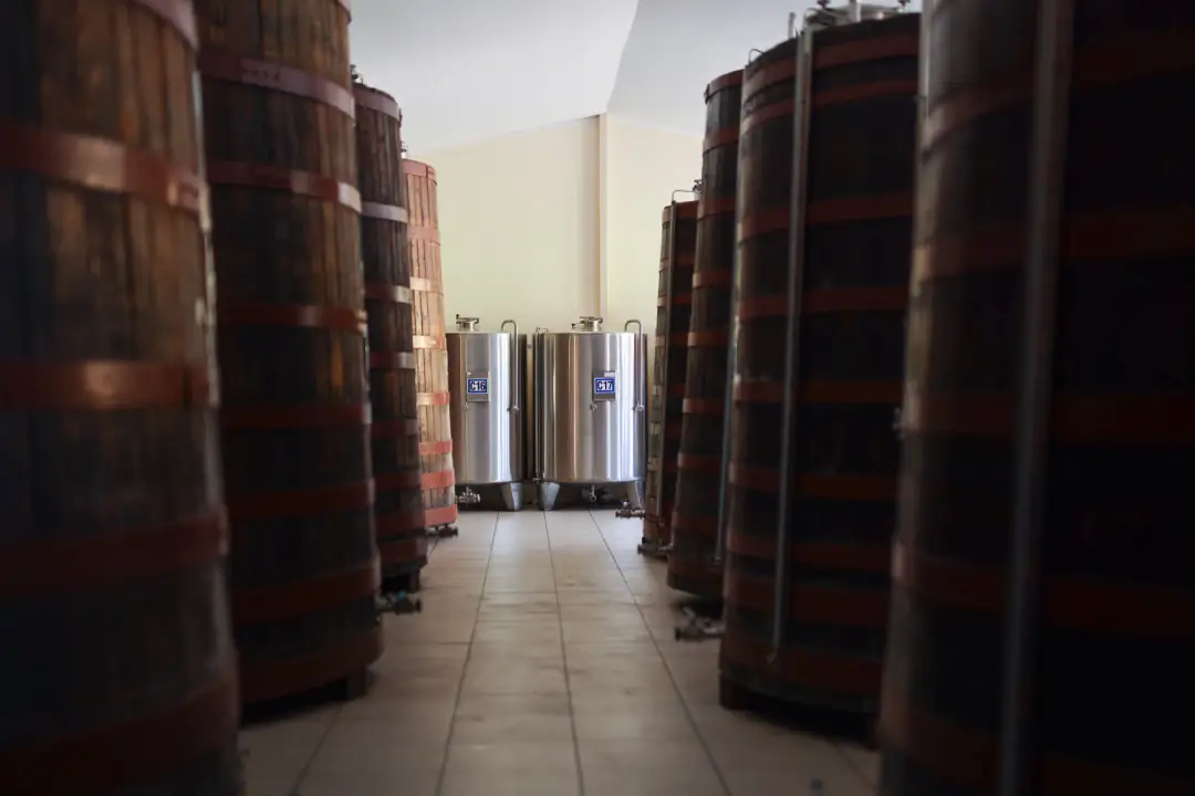 Red hrastovih buradi u podrumu destilerije